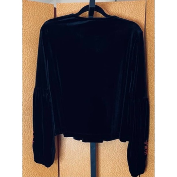 NWT Chelsea & Violet Black Velvet Embroidered Top Size Medium - Picture 5 of 5